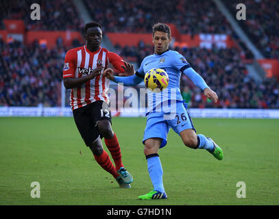 Martin Demichelis de Manchester City (à droite) lutte pour le ballon avec Victor Wanyama de Southampton lors du match de la Barclays Premier League au stade St Mary's, à Southampton. APPUYEZ SUR ASSOCIATION photo. Date de la photo: Dimanche 30 novembre 2014. Voir PA Story FOOTBALL Southampton. Le crédit photo doit indiquer Nick Potts/PA Wire. 45 images maximum pendant une comparaison. Pas d'émulation vidéo ni de promotion en direct. Aucune utilisation dans les jeux, les compétitions, les marchandises, les Paris ou les services de club/joueur unique. Ne pas utiliser avec les fichiers audio, vidéo, données, présentoirs ou logos de club/ligue non officiels. Banque D'Images