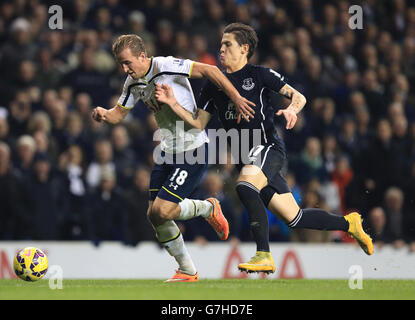 Football - Barclays Premier League - Tottenham Hotspur v Everton - White Hart Lane.Harry Kane de Tottenham Hotspur (à gauche) et Besic Muhamed d'Everton se livrent à des batailles pour le ballon. Banque D'Images