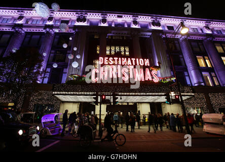 L'extérieur de Selfridges illuminé pour Noël, sur Oxford Street dans le centre de Londres. APPUYEZ SUR ASSOCIATION photo. Date de la photo : vendredi 28 novembre 2014. Le crédit photo devrait se lire: Yui Mok/PA Wire Banque D'Images