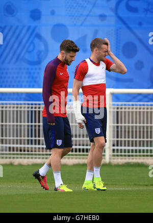 L'Angleterre Adam Lallana (à gauche) et Jamie Vardy pendant une session de formation au stade de Bourgogones, Chantilly. Banque D'Images