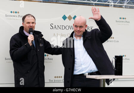 Michael Van Gerwen, joueur de fléchettes du champion du monde du PDC, (à droite), se met en vagues vers la foule au parc Sandown Banque D'Images