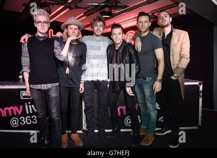 (Gauche - droite) Tom Fletcher, Dougie Poynter, James Bourne, Danny Jones, Harry Judd et Matt Willis de McBusted lancent leur premier single Air Guitar, DVD/blu-ray documentaire Tourplay et l'album McFly à HMV sur Oxford Street, Londres. Banque D'Images