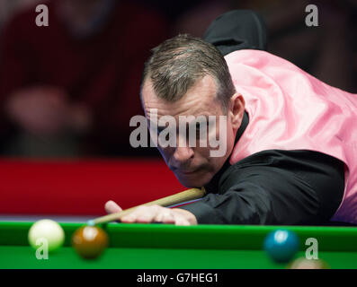 Mark Davis en action contre Judd Trump lors du championnat Coral UK 2014 au Barbican Center, York. Banque D'Images