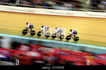 Ed Clancy en Grande-Bretagne, Jon Dibben, Owain Doull et Sam Harrison (ordre des coureurs inconnus) participent à la course de l'équipe masculine lors de la coupe du monde de cyclisme sur piste UCI au Lee Valley Velparc, Londres. Banque D'Images