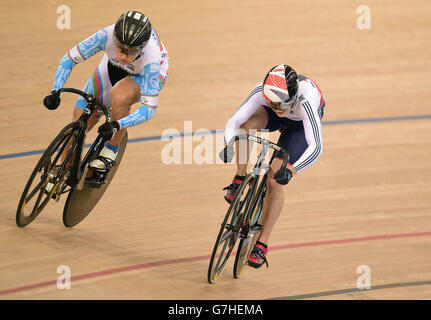 Victoria Williamson (à droite), en Grande-Bretagne, perd à Olga Ismayilova (à gauche) lors de la finale féminine de Sprint 1/16 lors de la coupe du monde de cyclisme sur piste UCI au Lee Valley Volopark, à Londres. Banque D'Images