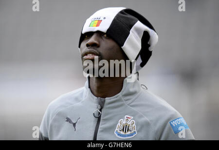 Paliss Demba Cisse de Newcastle United en amont du match de la Barclays Premier League à St James' Park, Newcastle. Banque D'Images