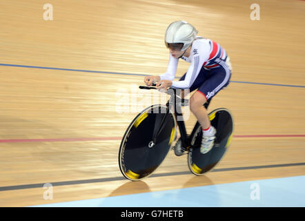 Laura Trott en Grande-Bretagne lors de la poursuite individuelle de l'Omnium féminin lors de la coupe du monde de cyclisme sur piste UCI au Lee Valley Volopark, Londres. Banque D'Images