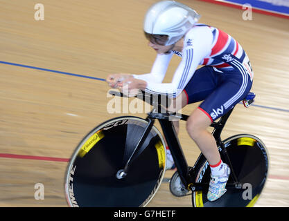 Laura Trott en Grande-Bretagne lors de la poursuite individuelle de l'Omnium féminin lors de la coupe du monde de cyclisme sur piste UCI au Lee Valley Volopark, Londres. Banque D'Images