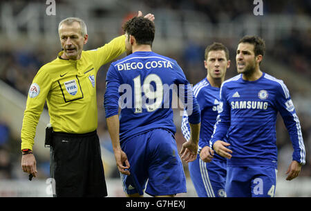 Soccer - Barclays Premier League - Newcastle United / Chelsea - St James' Park.Arbitre Martin Atkinson (à gauche) avec Diego Costa de Chelsea pendant le match de la Barclays Premier League à St James' Park, Newcastle. Banque D'Images