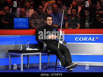 Ronnie O'Sullivan siège dans son match de demi-finale contre Stuart Bingham lors du championnat Coral UK 2014 au Barbican Center, York. Banque D'Images