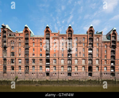 Voir l'historique en brique rouge des entrepôts à canaux à côté de Speicherstadt à Hambourg Allemagne Banque D'Images