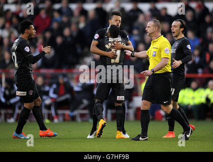 Charlton Athletics Callum Harriott (centre, 11) célèbre le but d'ouverture du match contre la forêt de Nottingham avec Jordan cousins lors du match du championnat Sky Bet au City Ground, Nottingham. Banque D'Images