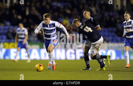 Football - Championnat Sky Bet - Reading v Bolton Wanderers - Madejski Stadium.Simon Cox (à gauche) s'éloigne de Matt Mills de Bolton Wanderers et de Darren Pratley (à droite) Banque D'Images