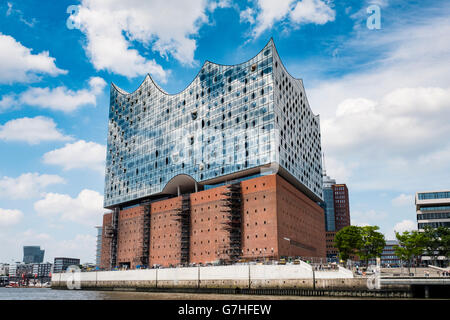 Avis de nouvelle salle de concert Elbphilharmonie en voie d'achèvement sur l'Elbe à Hambourg Allemagne Banque D'Images