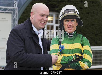 Michael Van Gerwen, champion du monde des fléchettes du PDC, (à gauche) pose à côté d'une découpe en carton de Jockey AP McCoy Banque D'Images