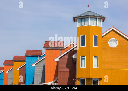 Maisons colorées à l'Reitdiephaven à Groningen, Pays-Bas Banque D'Images