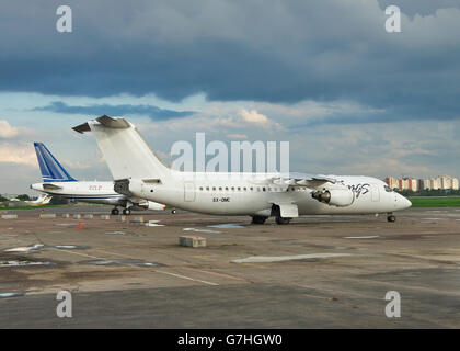 Kiev, Ukraine - le 17 mai 2012 : Les avions de ligne à l'aéroport avec un ciel d'orage sur l'arrière-plan Banque D'Images