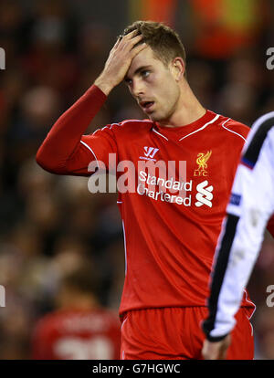 Jordan Henderson de Liverpool a été abattu lors du match du groupe B de la Ligue des champions de l'UEFA à Anfield, Liverpool. Banque D'Images