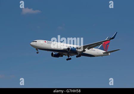 Delta Air Lines Boeing 767-323 arrivant à Londres HeathrowSerial Reg' N394DL. 10 374 SCO. Banque D'Images