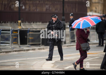 La sécurité et la place du Parlement en parapluie patriotique pour l'ouverture du Parlement de l'État 2016, Londres Banque D'Images