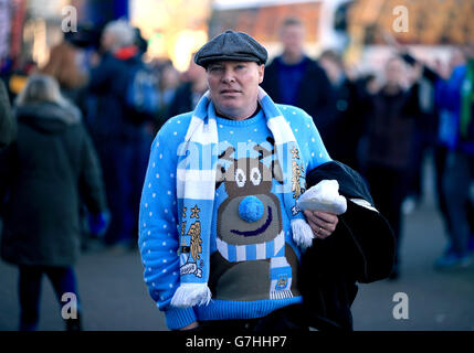 Un fan de Manchester City porte un pull festif avant le match de la Barclays Premier League au King Power Stadium de Leicester.APPUYEZ SUR ASSOCIATION photo.Date de la photo: Samedi 13 décembre 2014.Voir PA Story FOOTBALL Leicester.Le crédit photo doit indiquer Nick Potts/PA Wire. Banque D'Images