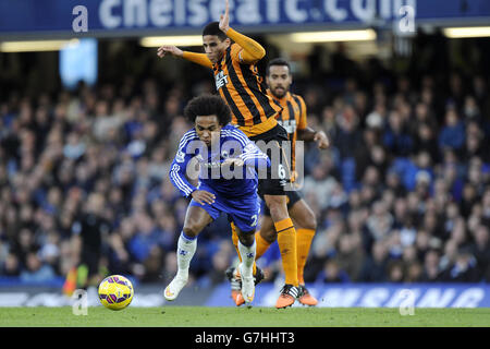 Le Willian de Chelsea (à gauche) va au sol après un défi lancé par Curtis Davis de Hull City (à droite) lors du match de la Barclays Premier League à Stamford Bridge, Londres. APPUYEZ SUR ASSOCIATION photo. Date de la photo: Samedi 13 décembre 2014. Voir PA Story FOOTBALL Chelsea. Le crédit photo devrait être Andrew Matthews/PA Wire. . . Banque D'Images