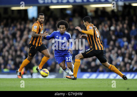 Le Willian de Chelsea (à gauche) plonge lors d'un défi lancé par Curtis Davis de Hull City (à droite) lors du match de la Barclays Premier League à Stamford Bridge, Londres. Banque D'Images