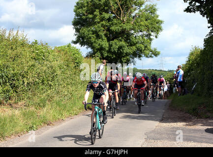 Lucy Shaw en deuxième lieu comme elle dirige leurs poursuivants dans la course sur route féminine au cours de la British Cycling Route National Championships à Stockton-on-Tees. Banque D'Images