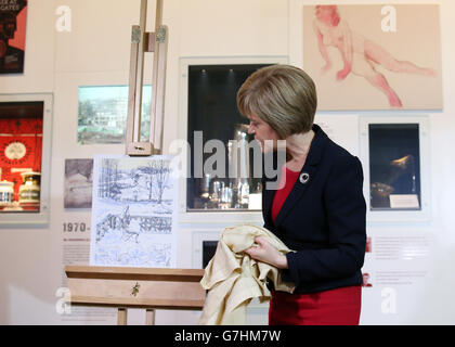La première ministre écossaise, Nicola Sturgeon, dévoile sa carte de Noël lors de sa visite à l'école d'art de Glasgow, où elle a vu les dégâts causés par le feu et les artefacts récupérés. Banque D'Images