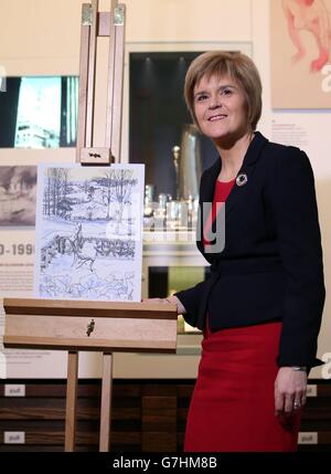 La première ministre écossaise, Nicola Sturgeon, dévoile sa carte de Noël lors de sa visite à l'école d'art de Glasgow, où elle a vu les dégâts causés par le feu et les artefacts récupérés. Banque D'Images