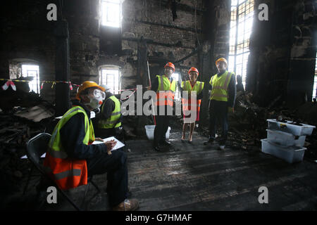 La première ministre d'Écosse, Nicola Sturgeon, avec le directeur de l'école d'art, Tom Inns, et la directrice du projet de développement de l'État, Douglas Anderson (à droite) lors de la visite à l'école d'art de Glasgow où elle a vu les dégâts causés par le feu dans la bibliothèque et divers objets qui ont été récupérés jusqu'à présent depuis l'incendie plus tôt année. Banque D'Images