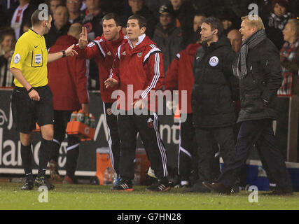 Chris Morgan, directeur adjoint de Sheffield United, est envoyé par l'arbitre Michael Oliver en tant que Nigel Clough protestataires et Ronald Koeman, de Southampton, a fait un tour lors du match de finale du Capital One Cup Quarter à Bramal Lane, Sheffield. Banque D'Images