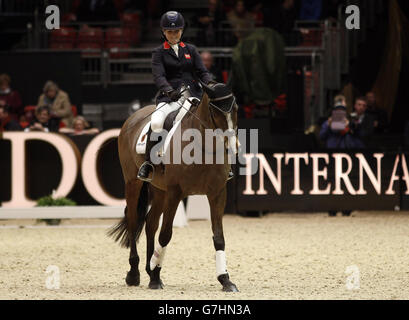 L'ancien cheval de course Kauto Star, monté par Laura Collett, se forme lors de la première journée du spectacle équestre international d'Olympia London au centre d'exposition d'Olympia, à Londres. Banque D'Images