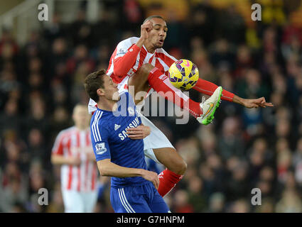 Steven n'Zonzi (à droite) de Stoke City et Nemanja Matic (à gauche) de Chelsea se battent pour le ballon dans les airs pendant le match de la Barclays Premier League au Britannia Stadium, Stoke. Banque D'Images