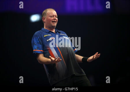 Raymond van Barneveld célèbre la défaite de Rowby-John Rodriguez lors du championnat du monde des fléchettes William Hill à Alexandra Palace, Londres. Banque D'Images