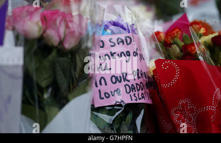 Des fleurs ont laissé près de la scène à George Square, Glasgow, où un camion-poubelle s'est écrasé dans un groupe de piétons qui a laissé six morts. Banque D'Images