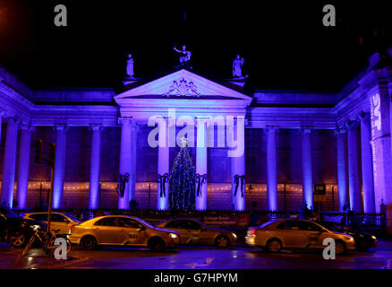 Vue sur le siège de la Bank of Ireland sur le College Green dans les bâtiments jusqu'à noël dans le centre-ville de Dublin. APPUYEZ SUR ASSOCIATION photo. Date de la photo: Vendredi 12 décembre 2014. Voir PA Story DublinLights. Le crédit photo devrait se lire comme suit : Brian Lawless/PA Wire Banque D'Images