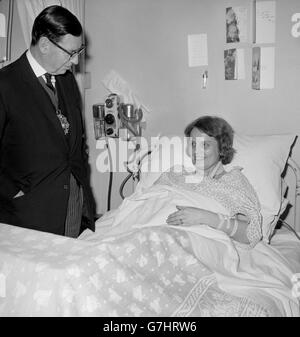 Le seigneur du maire de Londres, Sir Murray Fox, au chevet d'Audrey Beard, 42 ans, de Riversdale Road, Highbury, North London, Lorsqu'il a rendu visite à des survivants blessés de la catastrophe du train Moorgate tube à l'hôpital de Londres, Whitechapel. Mme Beard a été prise au piège par ses jambes et un bras dans le troisième chariot du train. Banque D'Images