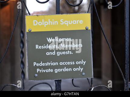 Vue générale de Dolphin Square à Pimlico, Londres, comme appel de police pour des témoins qui ont vécu ou visité Dolphin Square, dans les années 1970, tandis que Scotland Yard enquête sur le meurtre présumé de trois jeunes garçons liés à un réseau pédophile de Westminster actif à la fin des années 1970 et au début des années 1980. Banque D'Images