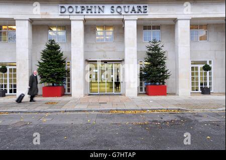 Vue générale de Dolphin Square à Pimlico, Londres, comme appel de police pour des témoins qui ont vécu ou visité Dolphin Square, dans les années 1970, tandis que Scotland Yard enquête sur le meurtre présumé de trois jeunes garçons liés à un réseau pédophile de Westminster actif à la fin des années 1970 et au début des années 1980. Banque D'Images