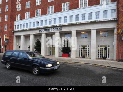 Vue générale de Dolphin Square à Pimlico, Londres, comme appel de police pour des témoins qui ont vécu ou visité Dolphin Square, dans les années 1970, tandis que Scotland Yard enquête sur le meurtre présumé de trois jeunes garçons liés à un réseau pédophile de Westminster actif à la fin des années 1970 et au début des années 1980. Banque D'Images