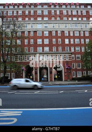 Vue générale de Dolphin Square à Pimlico, Londres, comme appel de police pour des témoins qui ont vécu ou visité Dolphin Square, dans les années 1970, tandis que Scotland Yard enquête sur le meurtre présumé de trois jeunes garçons liés à un réseau pédophile de Westminster actif à la fin des années 1970 et au début des années 1980. Banque D'Images