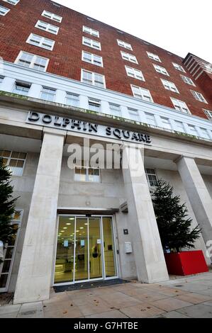 Vue générale de Dolphin Square à Pimlico, Londres, comme appel de police pour des témoins qui ont vécu ou visité Dolphin Square, dans les années 1970, tandis que Scotland Yard enquête sur le meurtre présumé de trois jeunes garçons liés à un réseau pédophile de Westminster actif à la fin des années 1970 et au début des années 1980. Banque D'Images