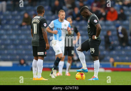 Callum Harriott de Charlton Athletic (à gauche) et Igor Vetokele de Charlton Athletic Vous vous tenez abattu après un but par Jordan Rhodes de Blackburn Rovers (centre) Banque D'Images