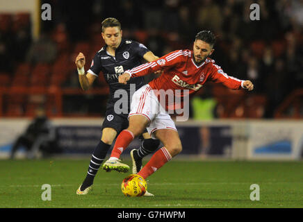 Football - championnat Sky Bet - Nottingham Forest / Leeds United - City Ground.Henri Lansbury (à droite) de Nottingham Forest et Adryan (à droite) de Leeds United se battent pour le ballon Banque D'Images