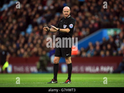 Football - Barclays Premier League - Aston Villa v Manchester United - Villa Park. Arbitre Lee Mason Banque D'Images