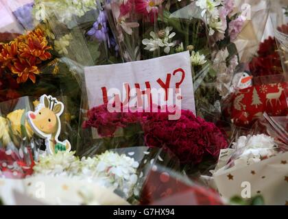 Des hommages floraux sont laissés à Ingram Street à Glasgow, alors que la police enlève les cordons sur les lieux de l'accident de camion bin d'hier à Glasgow. Banque D'Images