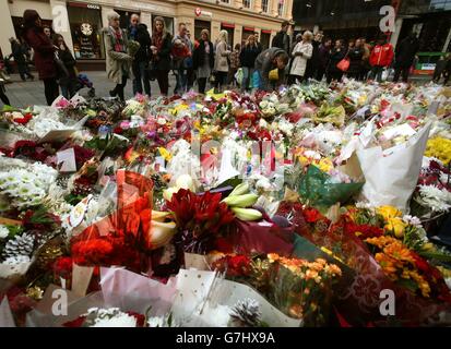 Des hommages floraux sont laissés à Ingram Street à Glasgow, alors que la police enlève les cordons sur les lieux de l'accident de camion bin d'hier à Glasgow. Banque D'Images