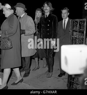 George Harrison, des Beatles, et sa femme Patti Boyd quittent le service commémoratif pour Brian Epstein, l'homme qui a dirigé le groupe et plusieurs autres stars de la pop, à la New London Synagogue de St John's Wood, Londres. Banque D'Images