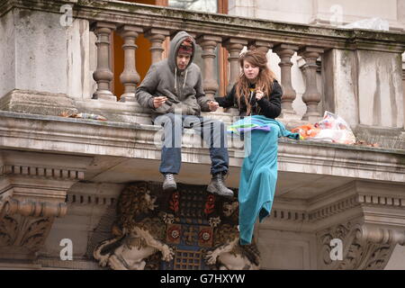 Squatters sur le balcon de Cavell House dans Charing Cross Road, centre de Londres. Des agents de police ont assisté au bâtiment à la demande de personnel de protection pour empêcher une violation de la paix. Banque D'Images